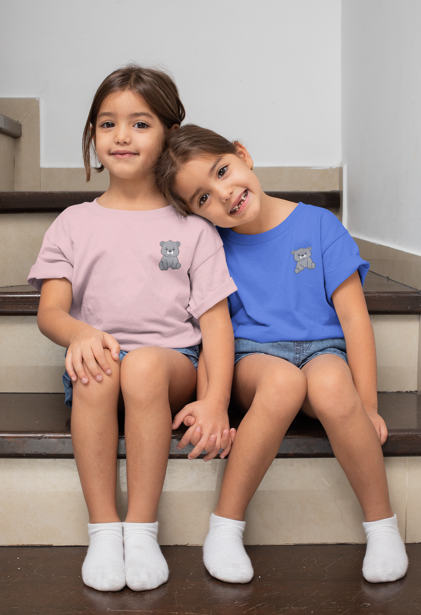 Nachhaltiges Kinder-T-Shirt mit gesticktem Bären – 100% Bio-Baumwolle
